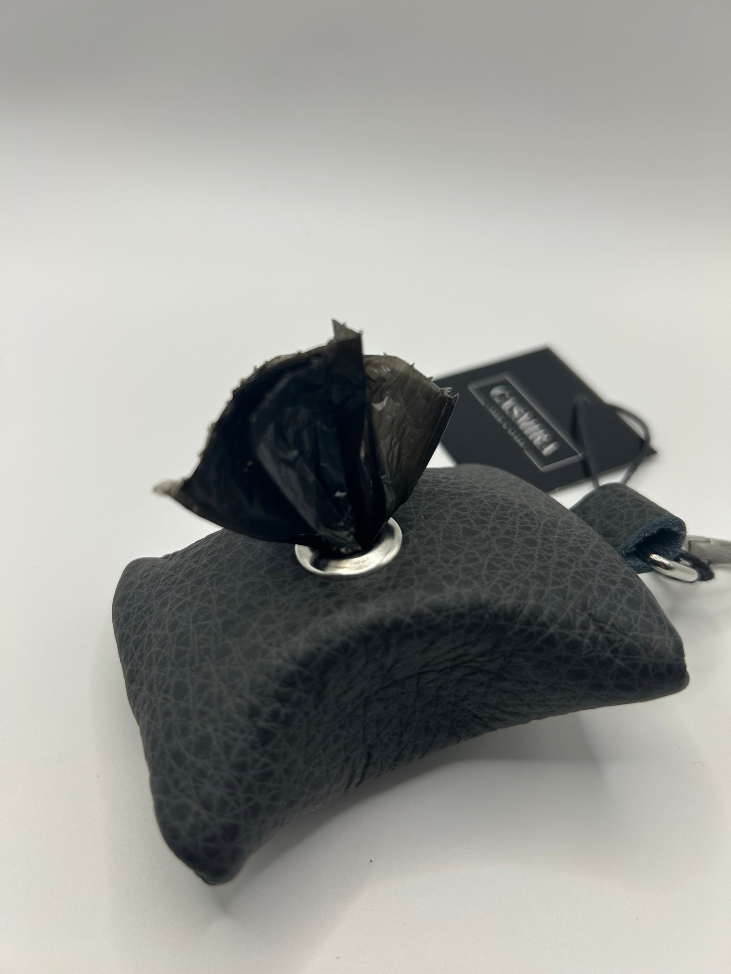 Kotbeutelspender Leder Anthrazit/Silber